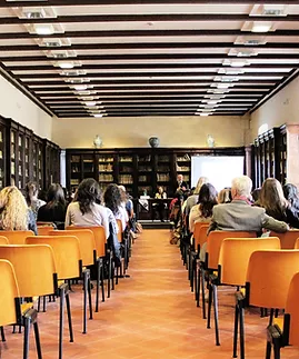 Bild von einem Schulungsraum mit vielen Menschen mit einer Schulung zum Thema Arbeitsplatzergonomie